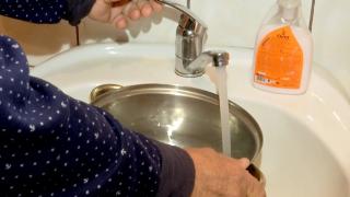 "Cine nu plătește, nu primește". Locuitorii din Năvodari, lăsaţi brusc fără apă caldă şi căldură, după ce au acumulat datorii uriaşe