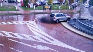 O șoferiță din Suceava, care s-a izbit de bordura unei fântâni arteziene, dă vina pe masca de protecție și pe ochelarii aburiți