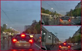 Accident teribil în Capitală, surprins de o cameră de bord: Un bărbat, lovit în plin de un tramvai, după ce a sărit gardul de siguranță fără să se asigure, în apropiere de Piața Sudului