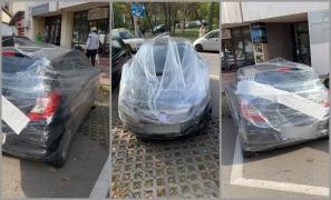 "Parchează corect". Un şofer şi-a găsit maşina învelită în folie de plastic, după ce a parcat strâmb pe o stradă în Suceava