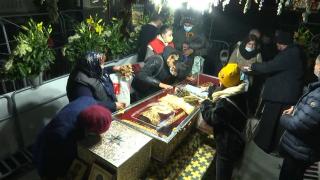 Noapte albă la racla cu moaştele Sfintei Parascheva. Pelerinii duc dorul cozilor lungi de altădată: "Parcă era mai frumos"