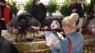 9000 de oameni fac azi coadă la moaștele Sf Parascheva şi spun că nu se tem de Covid: "Periculos este, dar ne ocroteşte Sfânta"