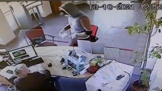Filmul jafului de la sucursala unei bănci din Brăila. Polițiștii sunt pe urmele bărbatului care a fugit cu 2.000 de euro în 20 de secunde