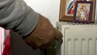 Teama de facturi "muşcă" mai tare decât frigul. În casa unei familii, caloriferele reci au devenit suport pentru icoane: se roagă pentru o iarnă blândă