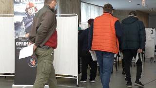 Speriați de moartea unei profesoare, localnicii dintr-o comună din Olt vor să se vaccineze anti-Covid. Frica de boală a învins teama de vaccin