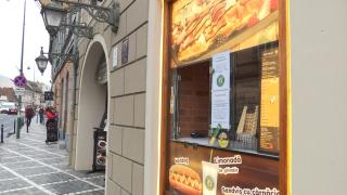 "Te primim oricum!" Mesajul controversat afişat pe uşa unui restaurant din Braşov, care primeşte clienţi fără certificat verde