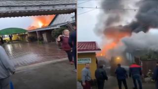 Momente de panică, după ce un solar şi o casă din Galaţi au fost înghiţite de flăcări. Vecinii au luptat cot la cot cu pompierii pentru a stinge incendiul