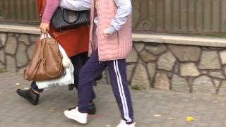 Elev cu deficienţe de vedere, trimis singur cu trenul 100 km, după ce a ieşit pozitiv la testul Covid