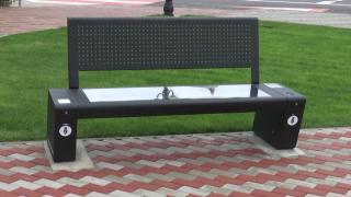 Primele bănci smart, cu panouri fotovoltaice, din oraşul Ghimbav. Dotate cu Wi-Fi, au porturi USB şi senzori de poluare