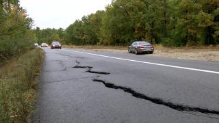 Nervii şoferilor, puşi la încercare de o şosea plină de gropi şi denivelări. Drumul care străbate patru judeţe seamănă cu un traseu de Off-Road