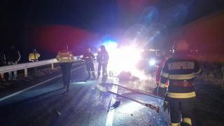 "Acum arde, acum arde!" Un motociclist de 34 de ani a murit, după ce a luat foc în urma impactului cu un TIR. Martorii au privit neputincioşi