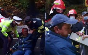 "Abia te ţin oamenii ăştia". Şofer, pulbere de beat, sprijinit de pompieri ca să nu cadă în timp ce sufla în etilotest