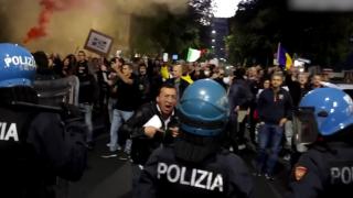 15.000 de oameni au ieşit în stradă împotriva certificatului verde, în Italia. Şofer român de TIR: "Noi, cei din transporturi, chiar nu avem nevoie. La locul meu de muncă sunt singur"