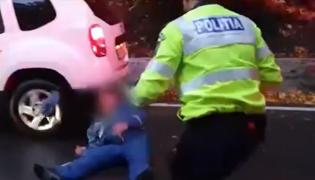 Un șofer care a provocat un accident rutier era atât de beat încât a căzut de față cu polițiștii și s-a lovit de o mașină în trecere
