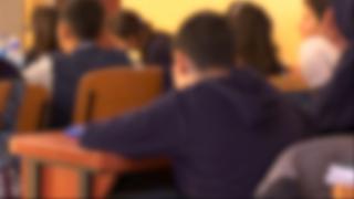 Elev din Huşi, bătut de profesor în timpul pauzei. Dascălul l-a lovit şi tras de păr, chiar în sala de clasă