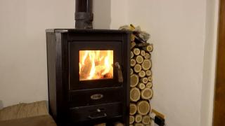 Doar 3 din 10 români sunt racordați la gaze, însă autoritățile vor să elimine încălzirea pe lemne până în 2023: "O să suferim până or să ne găsească morţi copiii în casă."