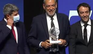 Trei bărbaţi ascunşi în spatele unui pseudonim au câştigat un premiu literar de un milion de euro, mai valoros decât premiul Nobel