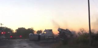 Camion rămas blocat pe şine, spulberat de un tren de pasageri în SUA. Mai multe persoane rănite