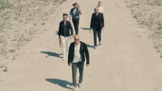 Bere gratis şi Lora au lansat o piesă împreună. Videoclipul are secvenţe din pelicula "Între chin și amin"