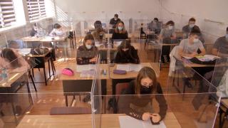 Elevii buzoieni, bulversaţi de autorităţi. CJSU a anunţat că o parte din şcoli vor trece în online, iar după 2 ore, Inspectoratul a anulat decizia