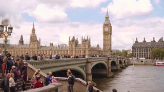 Biletele de avion către cele mai frumoase oraşe ale Europei au devenit un chilipir: Cu doar 10 euro putem ajunge la Paris, Milano sau Viena