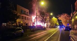 O casă părăsită, care adăpostea oameni ai străzii, a ars ca o torță în București. Zeci de metri pătraţi, făcuţi scrum în câteva minute