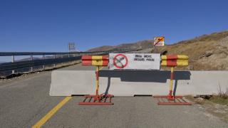 Transalpina, închisă deşi vremea îi îmbie pe turişti pe drumuri de munte. Decizia e motiv de scandal între cabanieri şi CNAIR