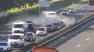 Filmul accidentului în lanţ, provocat de un şofer român în Ungaria. Imagini surprinse de camerele de supraveghere