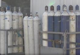 Buteliile cu oxigen la capacitate maximă sunt bombe cu ceas. Spitalul din Arad stă cu geamurile deschise. Pompierii le verifică din 3 în 3 ore