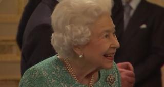 Regina Elisabeta a II-a, în vârstă de 95 de ani, refuză să accepte titlul de "Bătrânel al anului" oferit de o revistă britanică