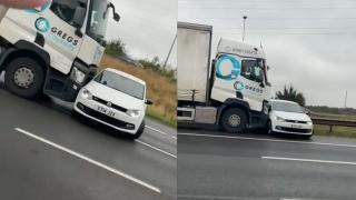 Autoturism împins de pe bandă de un camion, după ce a încercat să-l depăşească. Şoferul s-a scuzat: pur şi simplu n-a văzut maşina