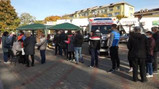 Sfaturile de la vârful Patriarhiei au efecte: Zeci de credincioși stau la coadă să se vaccineze, la Biserica Sfânta Ana din Bistriţa