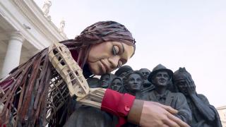 Speranţa, păpuşa uriaşă care reprezintă o fetiţă refugiată din Siria a ajuns în Marea Britanie