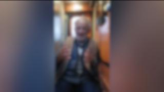 Bătrân umilit de un controlor de tren: "De ce trebuie să îl baţi, omul lui Dumnezeu?"