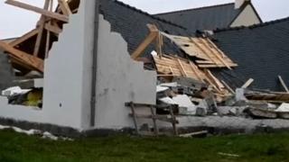 Furtuna Aurora a semănat panică în vestul Europei. Vântul a atins şi 175 de km/h, iar sute de mii de case au rămas pe întuneric