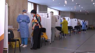 Cozi la vaccinare în centrele din Capitală. Unii au ales să se vaccineze acum de teama restricțiilor care vor intra în vigoare de luni