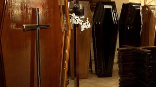 Afaceri cu moartea la porțile spitalului. Firmele de pompe funebre nu mai fac față cererilor de sicrie: ”Dacă o ţine aşa, în 3 săptămâni magazinul e gol”