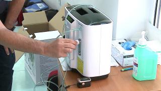 Un serviciu privat de ambulanţă din Târgu Mureş oferă gratuit concentratoare de oxigen bolnavilor Covid care decid să stea acasă