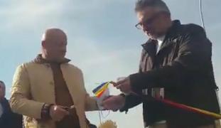Podul peste râul Buzău a fost inaugurat la un capăt de PSD, iar, la celălalt, de PNL: ”Ia şi tu, domn' preşedinte, dacă tot ai venit!”