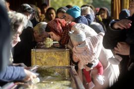 Noapte de rugăciune, pe Dealul Patriarhiei: mii de credincioşi s-au închinat la moaştele Sfântului Dimitrie cel Nou. Unde va fi oficiată liturghia