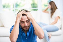 Un bărbat aflat în arest la domiciliu i-a implorat pe poliţişti să-l trimită după gratii, ca să nu mai stea cu soţia, în Italia. "Viaţa mea a ajuns un iad, nu mai suport"