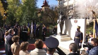 Statuia Regelui Mihai I, dezvăluită la Sinaia, la 100 de ani de la naşterea sa. "Îl iubesc pe rege, îl port în suflet mereu"