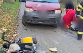 Bărbat de 67 de ani, ucis pe loc după ce scuterul pe care-l conducea a fost lovit de o dubă