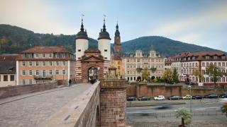 Destinaţii de vacanţă pentru toate buzunarele. Cât ne costă o masă într-un oraş din vestul Europei