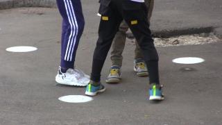 Adolescenţi puşi la pământ şi bătuţi de tatăl unui copil de 12 ani. Bărbatul a fost ofensat că unul dintre tineri l-ar fi făcut "bătrân"