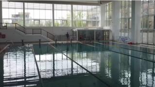 19 copii au fost intoxicaţi cu clor la un bazin de înot din Bucureşti. Mărturiile părinţilor îngroziţi: "O respiraţie şuierătoare şi o tuse cu o spumă albă. Avea saturaţie 83"