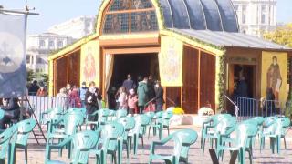 Sfântul Dimitrie cel Nou. Mii de oameni au venit la slujba de la Patriarhie, fără să aibă nevoie de certificat verde sau test COVID