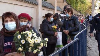 "Cerem ajutor de la Dumnezeu, sfinţilor să avem şi noi o viaţă decentă, bună". Pelerinaj de pandemie la moaştele Sfântului Dimitrie din Capitală