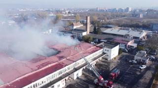 Pagube de un milion de euro după ce un depozit din Târgu Mureş a luat foc. Pompierii se luptă cu flăcările de două zile