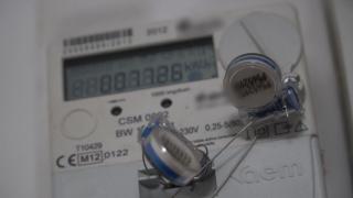 6 milioane de familii ar trebui plătească mai puţin la gaze şi energie de luna viitoare. Furnizorii spun că e prea din scurt: "O să stau pe întuneric să nu consum"